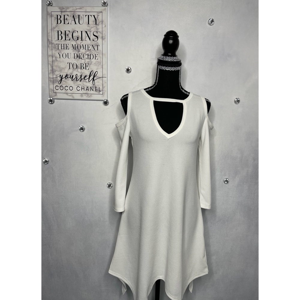 LONGSLEEVE OPEN SHOULDER DRESS.